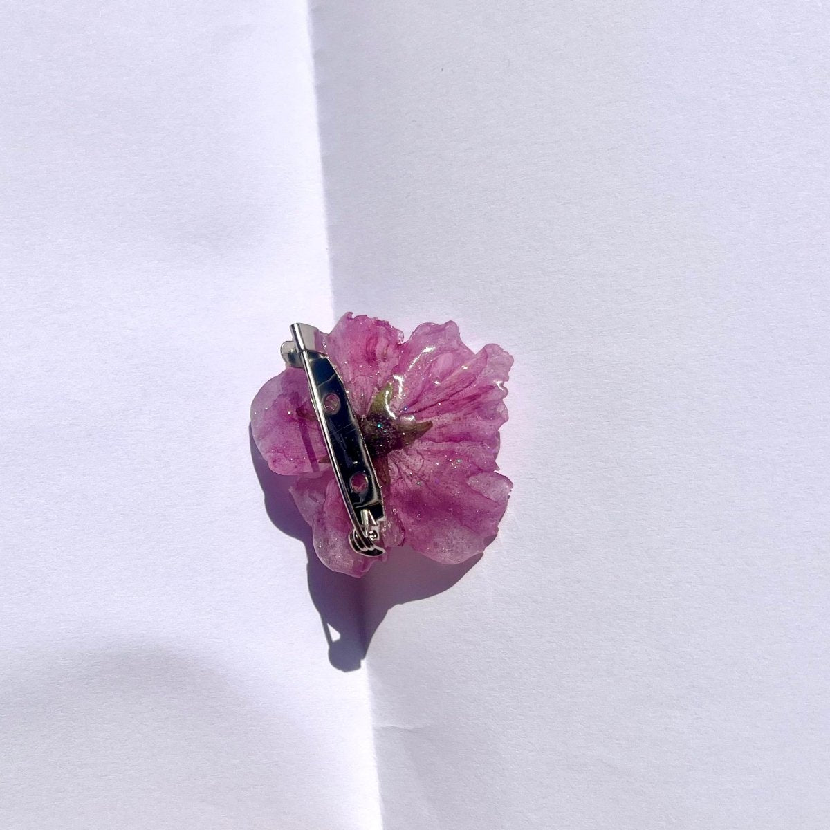 SAKURA KIRSEBÆRBLOMST brosje, 3D - tørket blomst, metallnål - Brosje KNASK