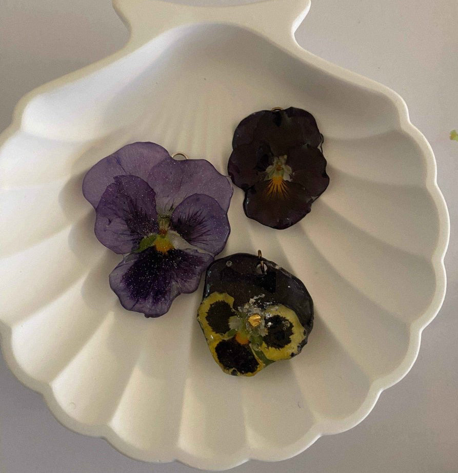 SKEIV LILLA FIOL håndlaget blomstersmykke, ekte tørket Stemorsblomst, 925 sølvkjede - KNASK