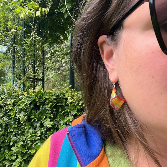 SKEIVE PRIDE øredobber, ekte regnbue-snop godteri - KNASK