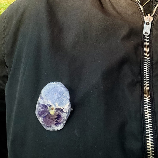 SKUMRING FIOL brosje av ekte stemorsblomst, metall - KNASK