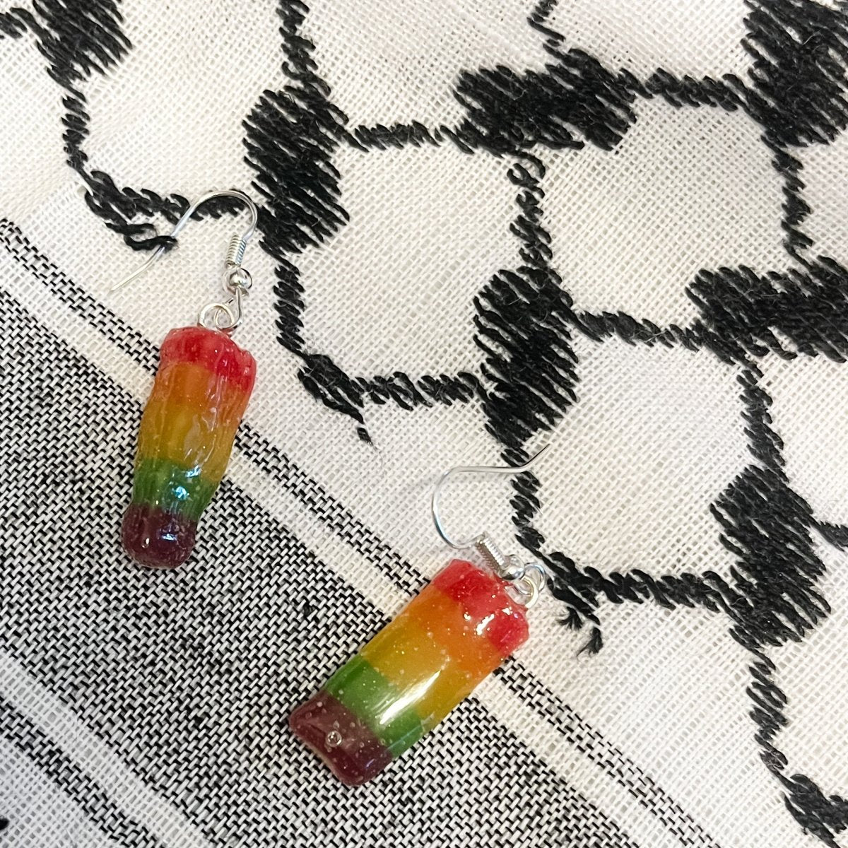 SMALE PRIDE øredobber, ekte regnbue - snop (🇵🇸10% til Gaza ❤️🩹) - KNASK