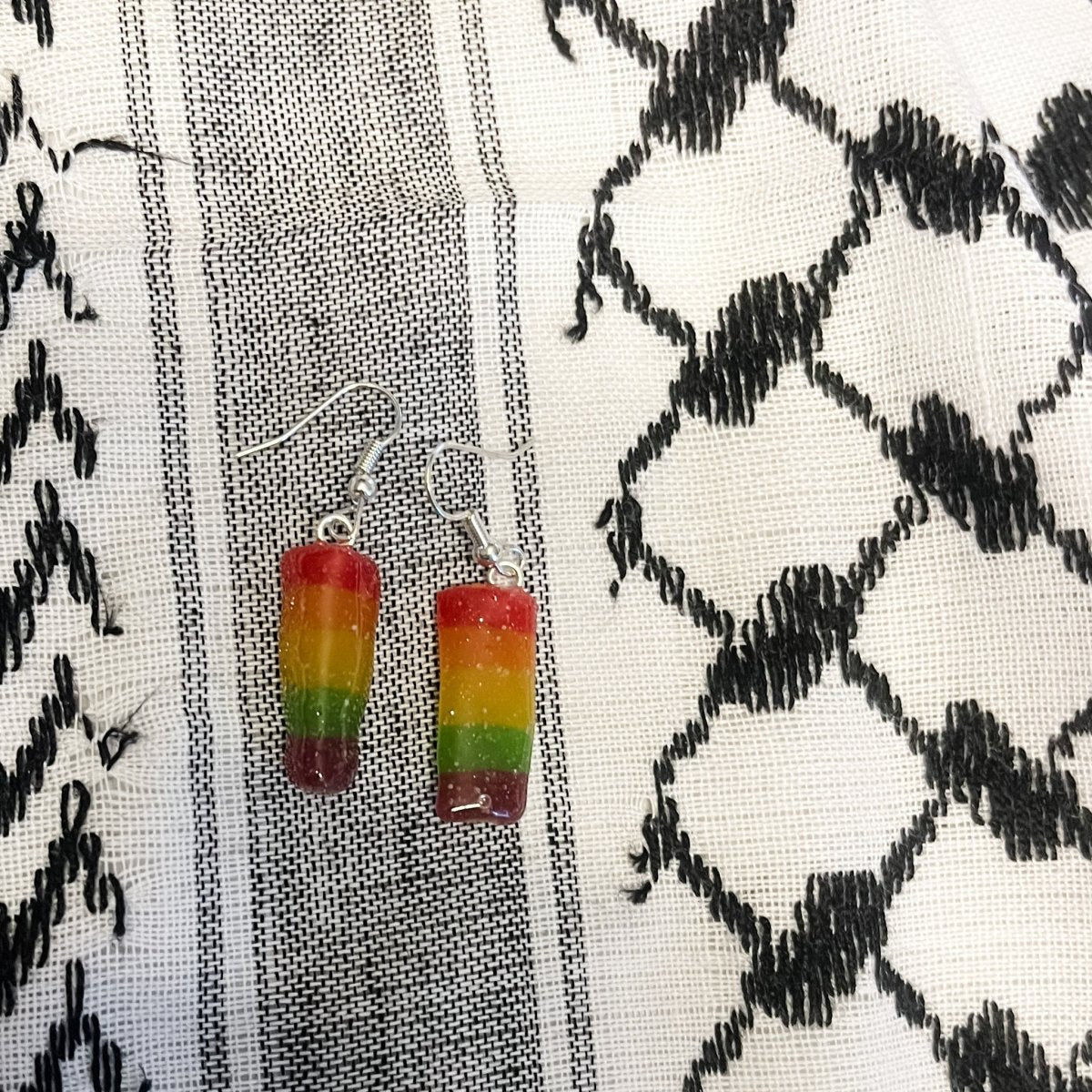 SMALE PRIDE øredobber, ekte regnbue - snop (🇵🇸10% til Gaza ❤️🩹) - KNASK