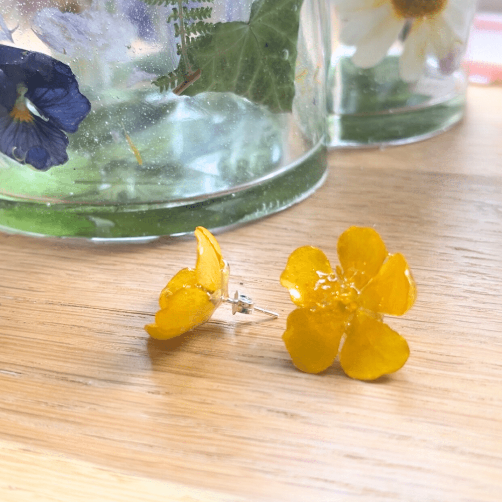 SMØRBLOMST blomstersmykke 3D, sølv ørestift med lås, ekte tørket blomst - Øredobber KNASK