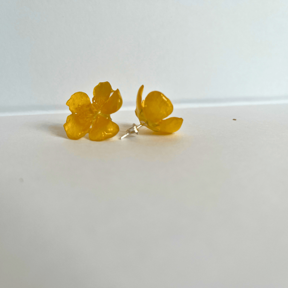 SMØRBLOMST blomstersmykke 3D, sølv ørestift med lås, ekte tørket blomst - Øredobber KNASK