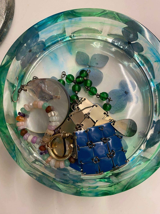 Synnøves smykkeskrin (spesialdesign), smykker, småting og blomster i kunstharpiks - KNASK