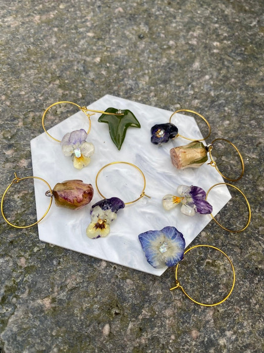 CHARMS til vinglass 🥂 eller strikketøy 🧶 Ekte tørkede blomster - KNASK