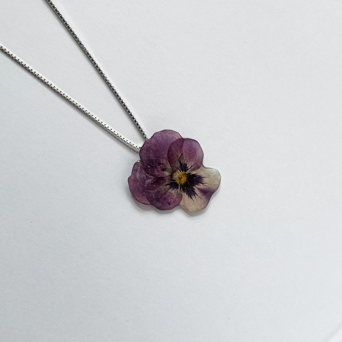 VIOLETTA blomstersmykke, ekte stemorsblomst Viola tricolor, 925 sølv ørekroker - Smykke KNASK