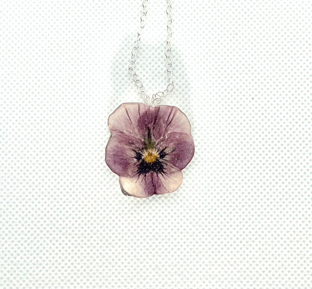 VIOLETTA blomstersmykke, ekte stemorsblomst Viola tricolor, 925 sølv ørekroker - KNASK