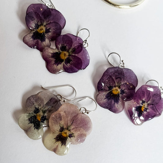 VIOLETTA øredobber, ekte stemorsblomst Viola tricolor, 925 sølv ørekroker - KNASK