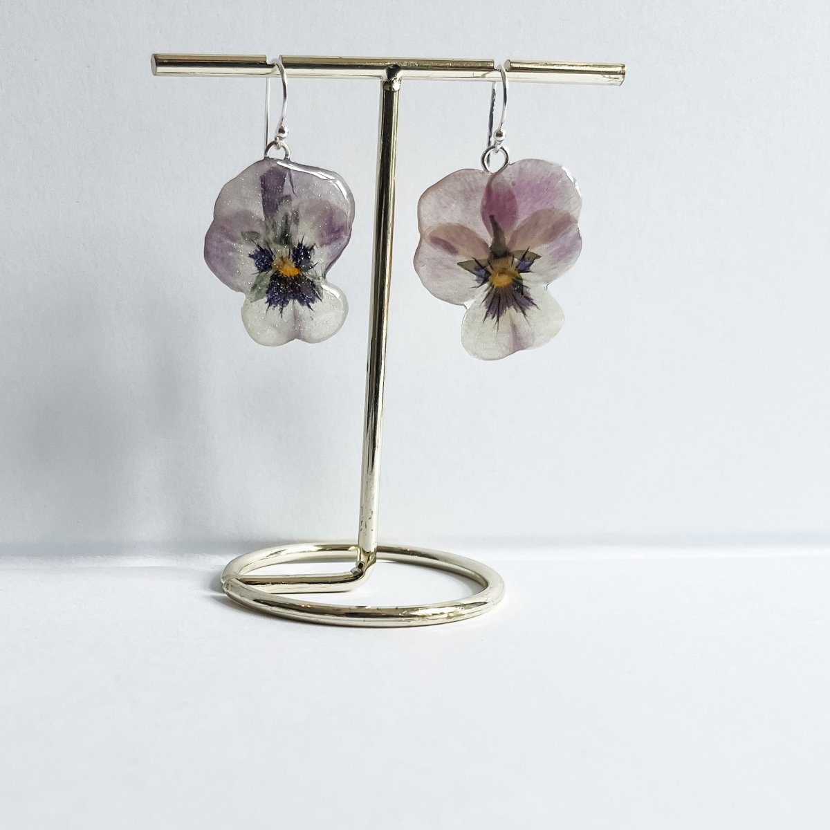 VIOLETTA øredobber, ekte stemorsblomst Viola tricolor, 925 sølv ørekroker - Øredobber KNASK