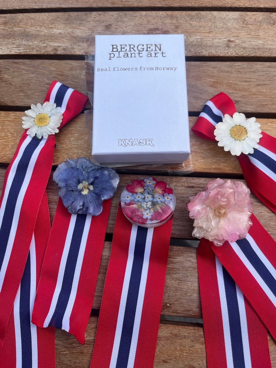 17. MAI SLØYFE brosje pins - ekte tørket blomst - KNASK