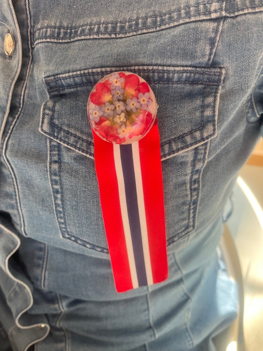 17. MAI SLØYFE brosje pins - ekte tørket blomst - KNASK