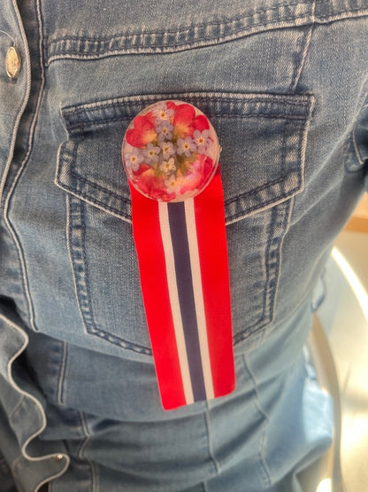 17. MAI SLØYFE brosje pins - ekte tørket blomst - KNASK