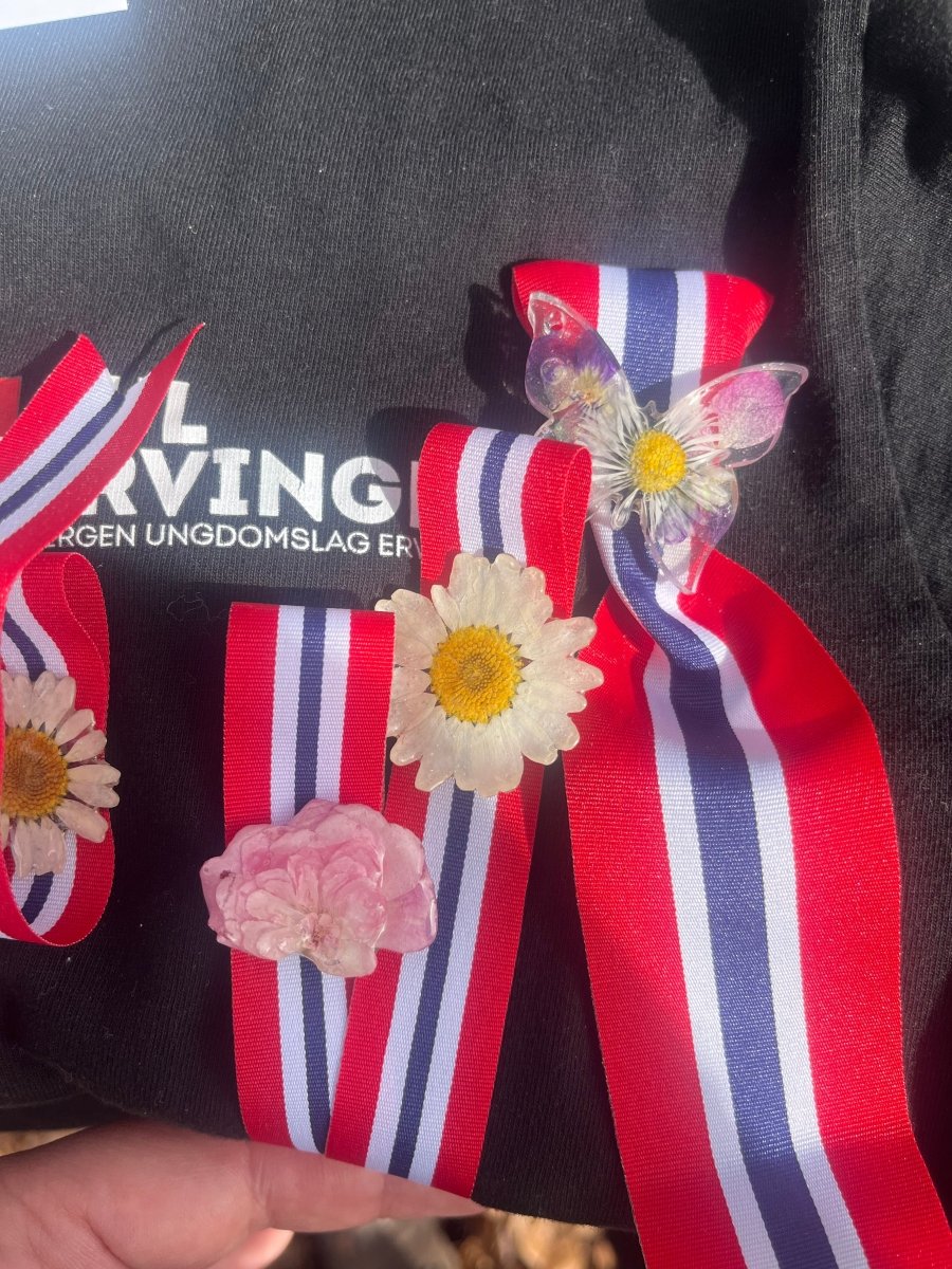 17. MAI SLØYFE brosje pins - ekte tørket blomst - KNASK