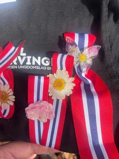 17. MAI SLØYFE brosje pins - ekte tørket blomst - KNASK