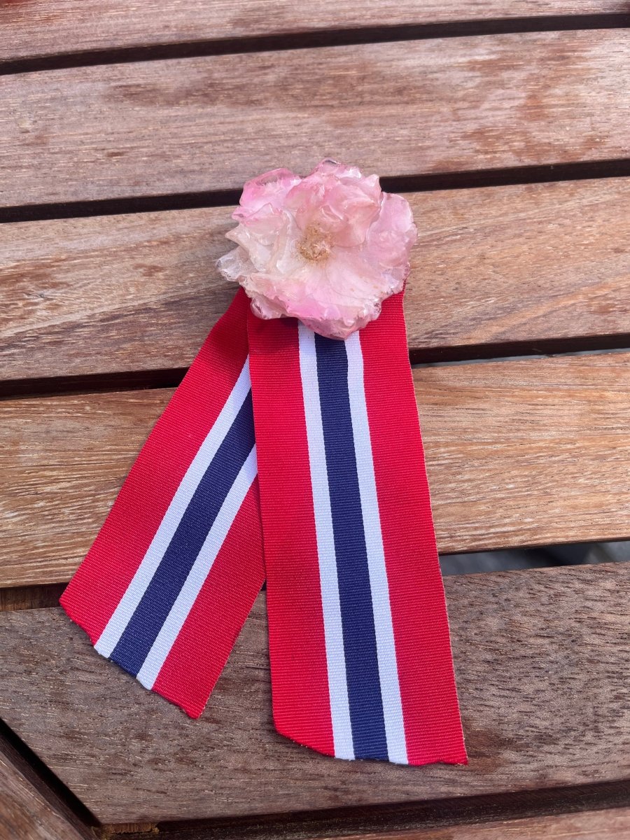 17. MAI SLØYFE brosje pins - ekte tørket blomst - KNASK