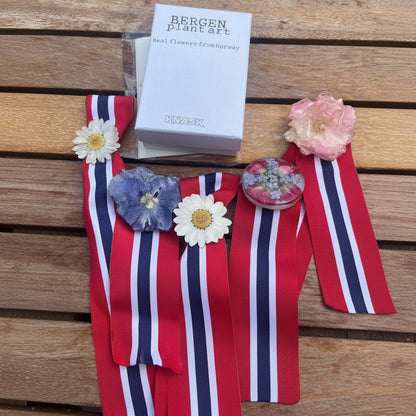 17. MAI SLØYFE brosje pins - ekte tørket blomst - KNASK