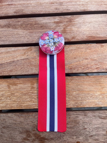 17. MAI SLØYFE brosje pins - ekte tørket blomst - KNASK