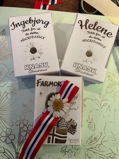 17. MAI SLØYFE brosje pins - ekte tørket blomst - KNASK