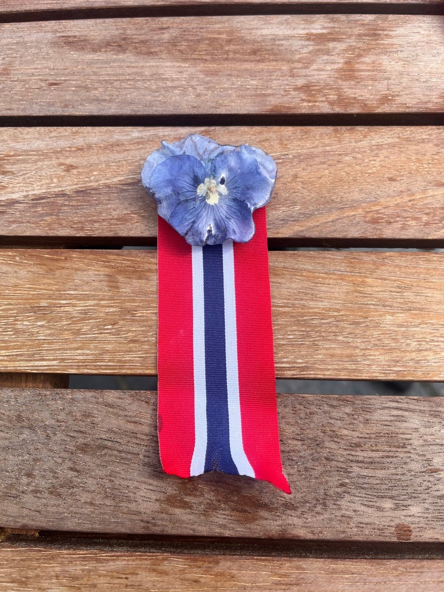 17. MAI SLØYFE brosje pins - ekte tørket blomst - KNASK
