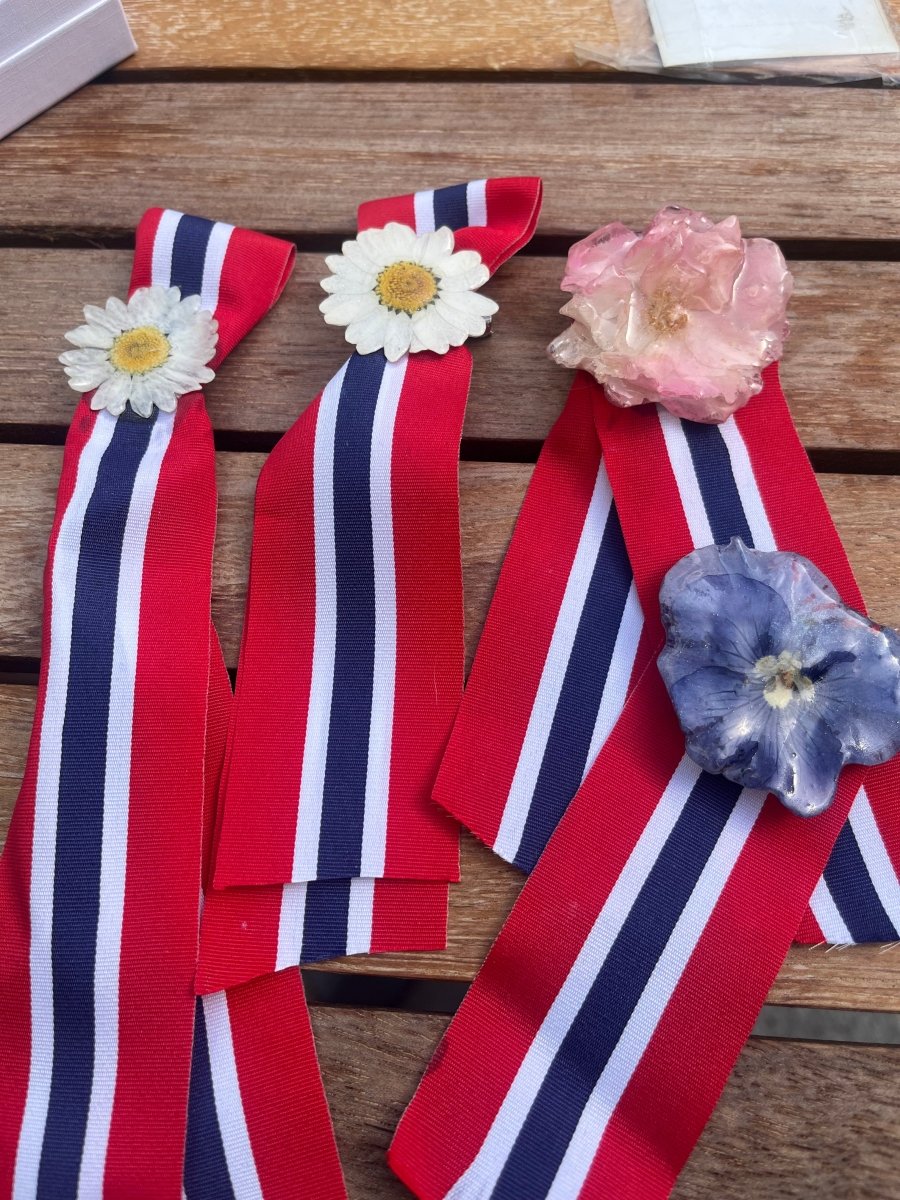 17. MAI SLØYFE brosje pins - ekte tørket blomst - KNASK