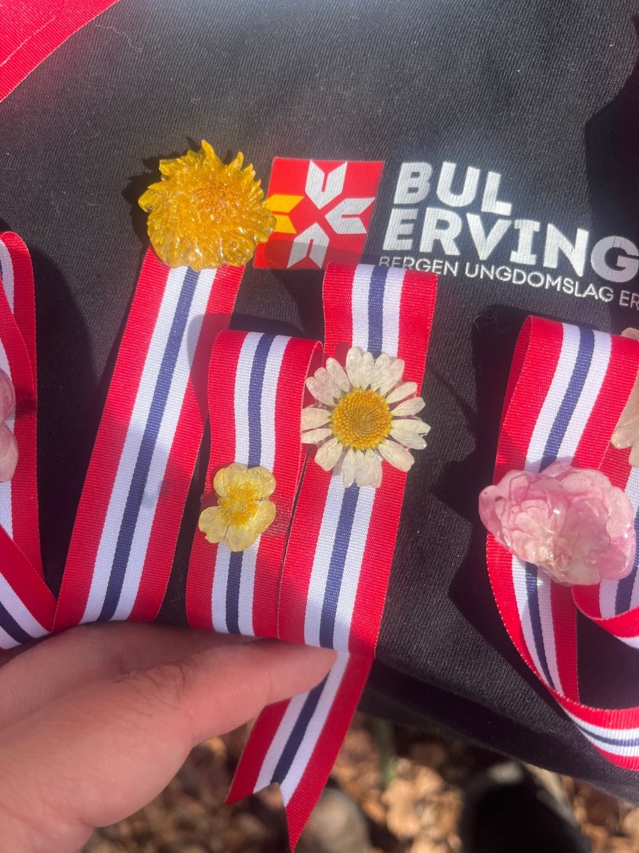 17. MAI SLØYFE brosje pins - ekte tørket blomst - KNASK