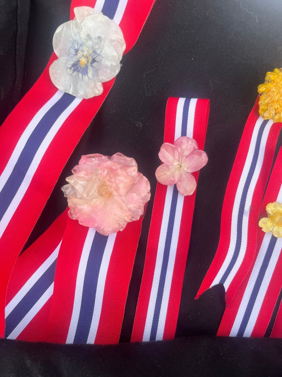 17. MAI SLØYFE brosje pins - ekte tørket blomst - KNASK