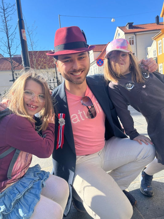 17. MAI SLØYFE brosje pins - ekte tørket blomst - KNASK