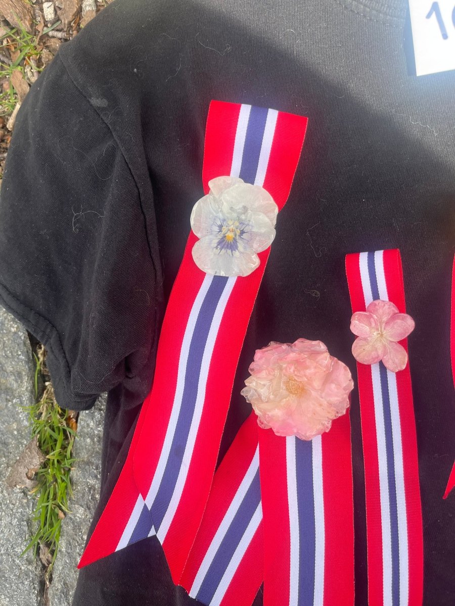 17. MAI SLØYFE brosje pins - ekte tørket blomst - KNASK