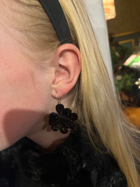 SVART SJOKOLADEKOSMOS øredobber - ekte tørkede blomster