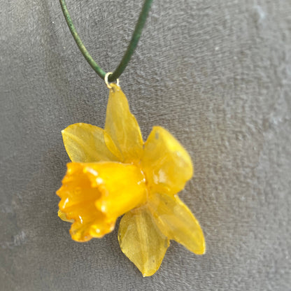 PÅSKELILJE smykke - ekte tørket blomst