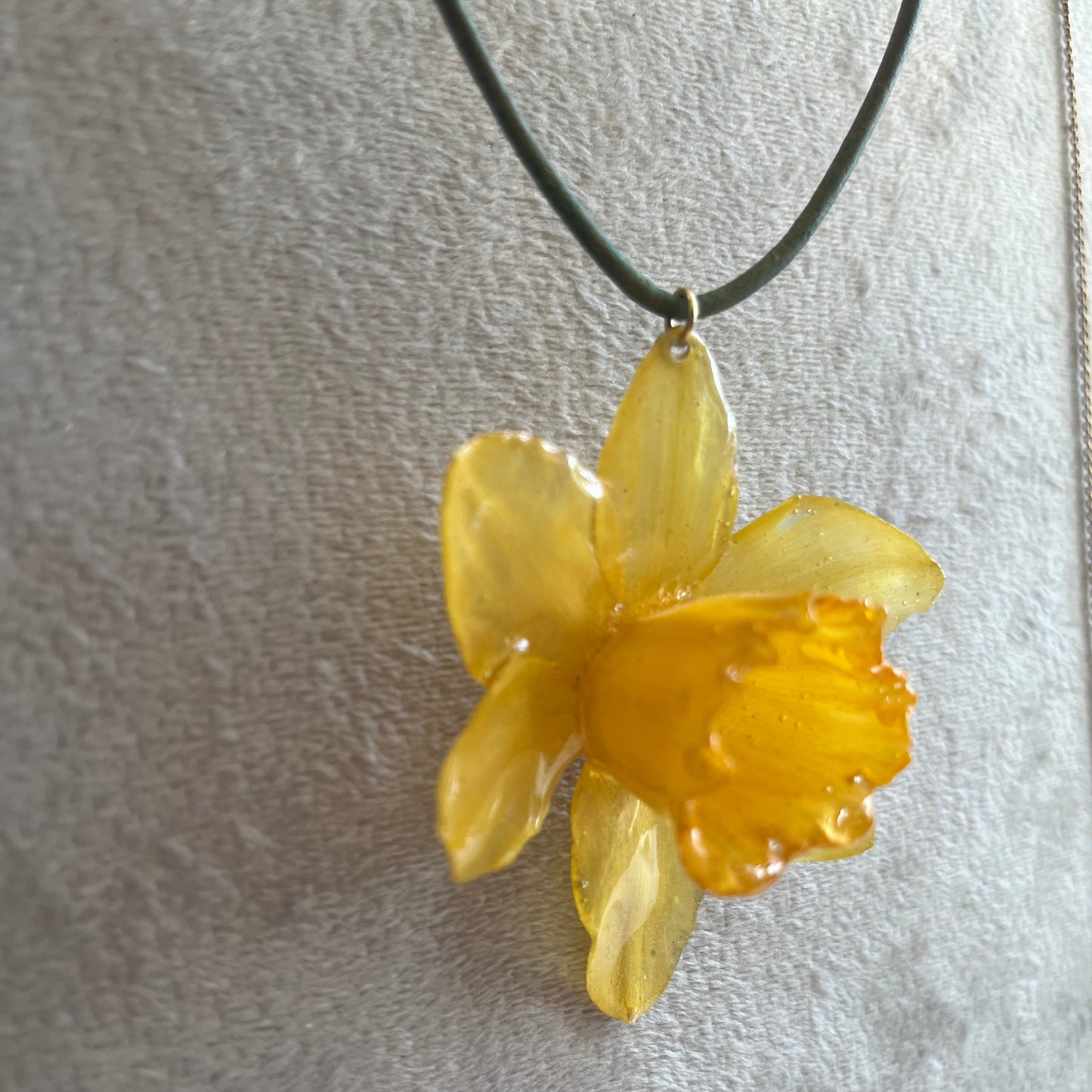 PÅSKELILJE smykke - ekte tørket blomst