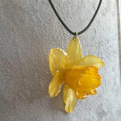 PÅSKELILJE smykke - ekte tørket blomst