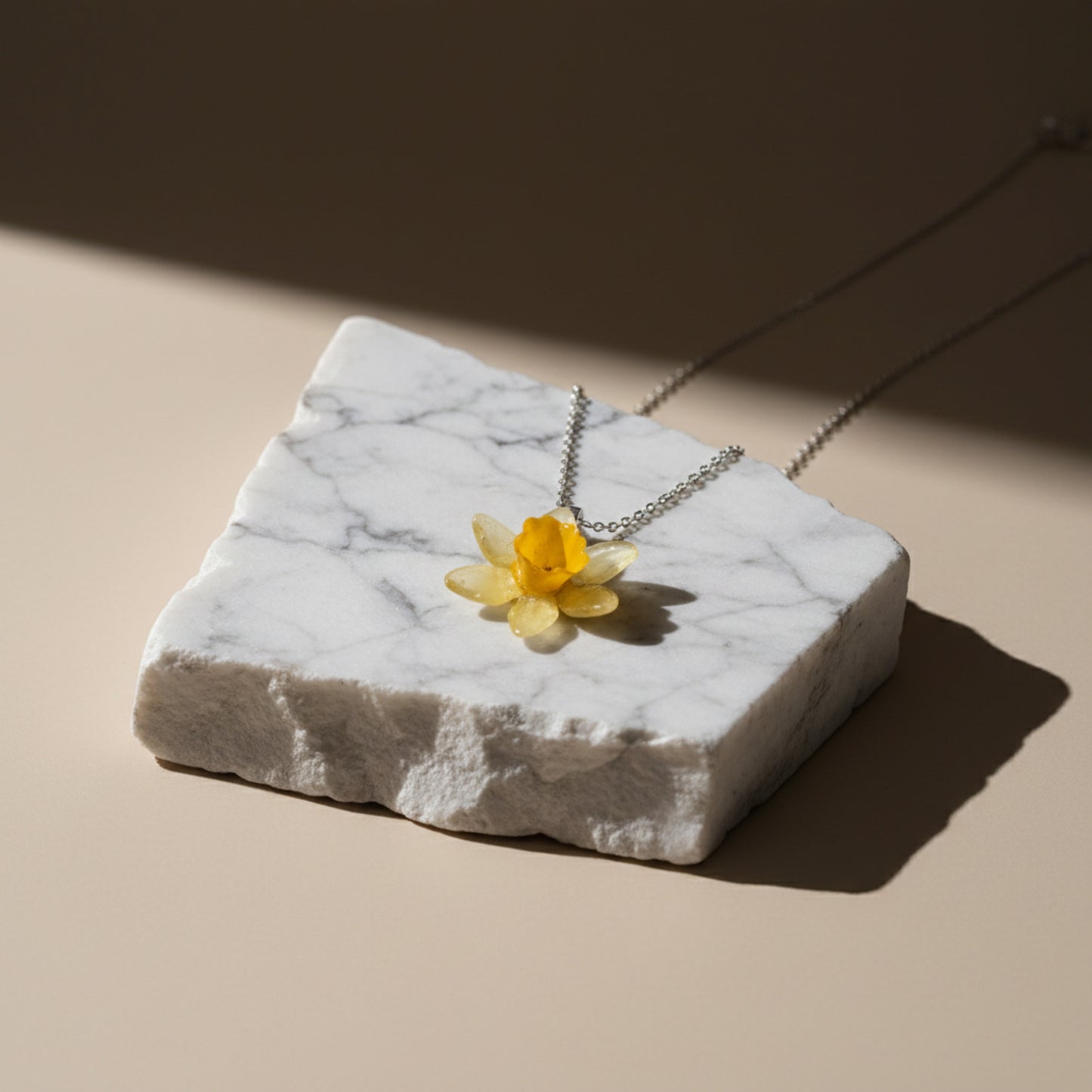 PÅSKELILJE smykke - ekte tørket blomst