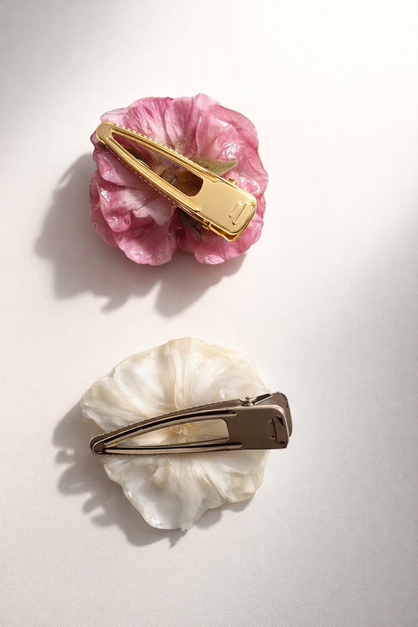 RANUNKEL hårspenne - ekte tørket blomst, krokodilleklemme