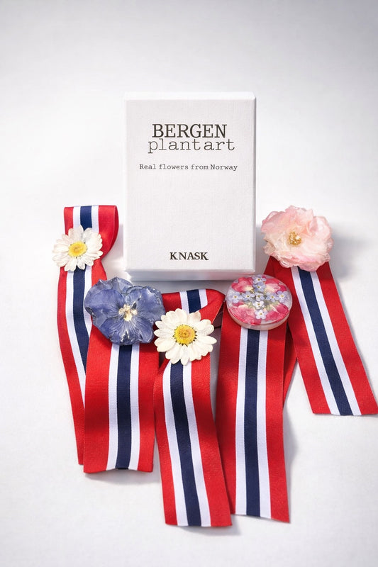 17. MAI SLØYFE brosje pins - ekte tørket blomst
