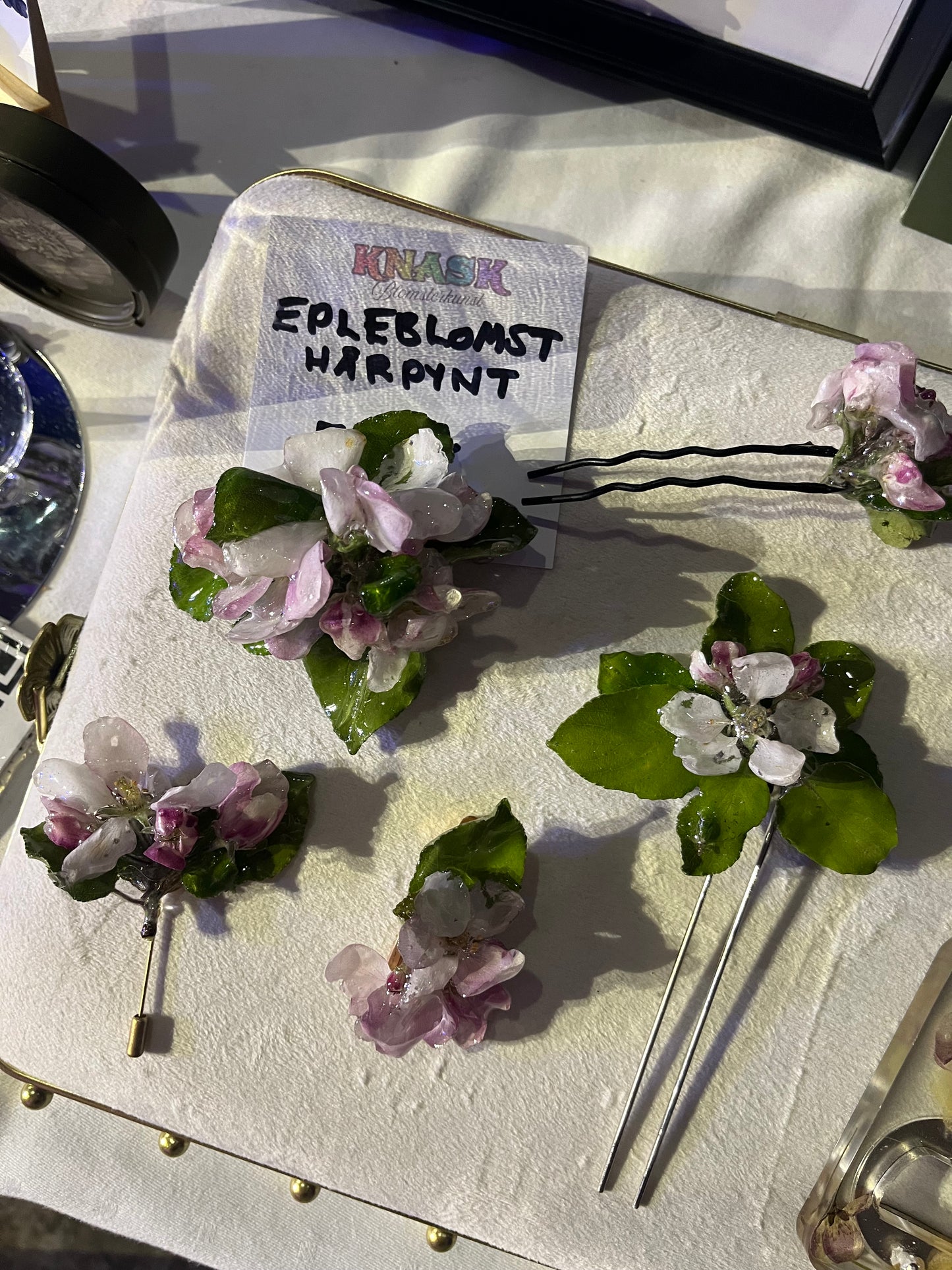 EPLEBLOMST brosje - ekte tørkede blomster