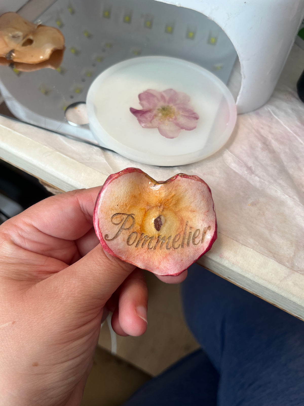 POMMELIER brosje - ekte tørket eple, med eller uten gravert tekst