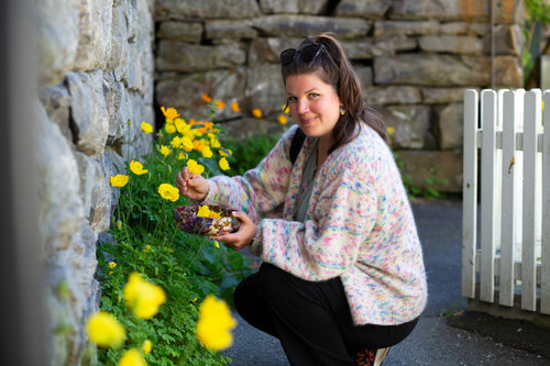 Julie Liisberg plukker blomster til blomsterkunst og blomstersmykker