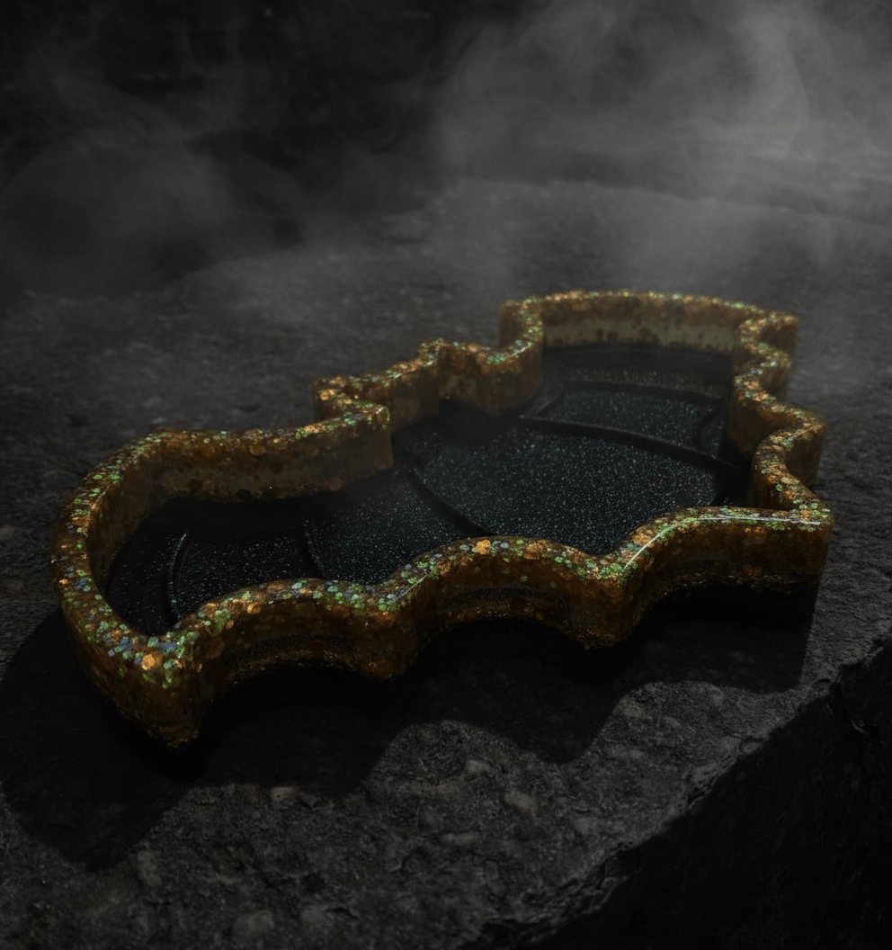 Batman pyntebrett, gult og svart holografisk glitter, epoxy resin kunstharpiks - Interiør KNASK