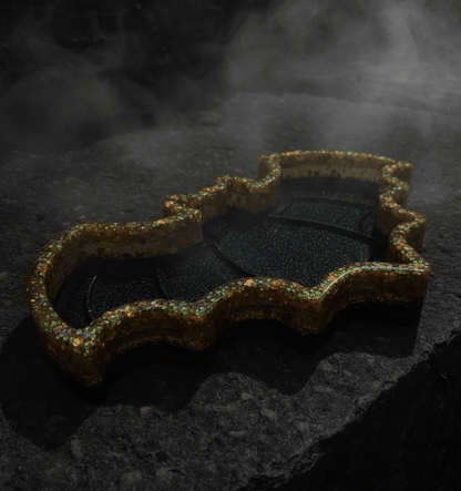 Batman pyntebrett, gult og svart holografisk glitter, epoxy resin kunstharpiks - Interiør KNASK