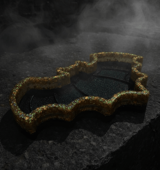 Batman pyntebrett, gult og svart holografisk glitter, epoxy resin kunstharpiks - Interiør KNASK