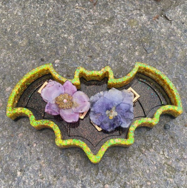 Batman pyntebrett, gult og svart holografisk glitter, epoxy resin kunstharpiks - KNASK