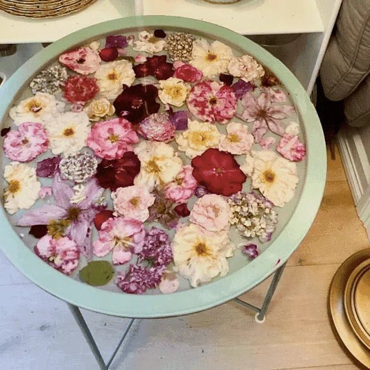 Blomsterbord: ekte blomster støpt i sidebordd - Interiør KNASK
