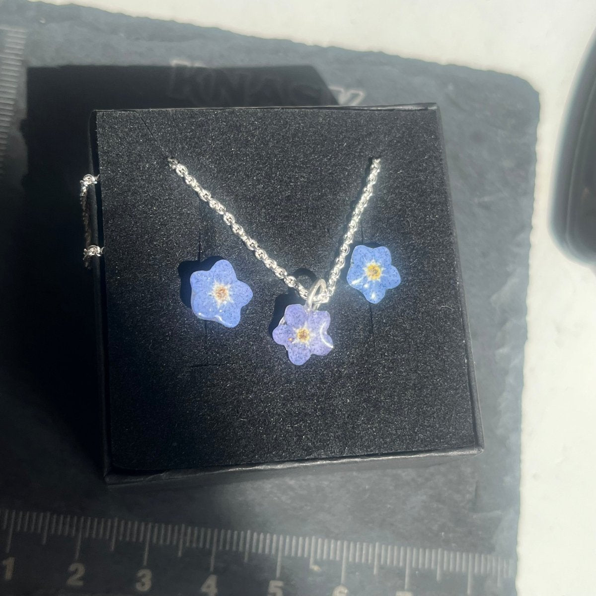 FORGLEMMEGEI gavesett - ring, smykke, øredobber - ekte tørkede blomster - Gavesett KNASK