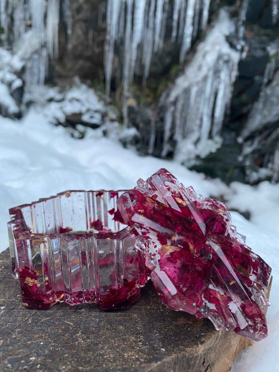 Frost smykkeskrin, røde roseblader i epoxy resin kunstharpiks - KNASK
