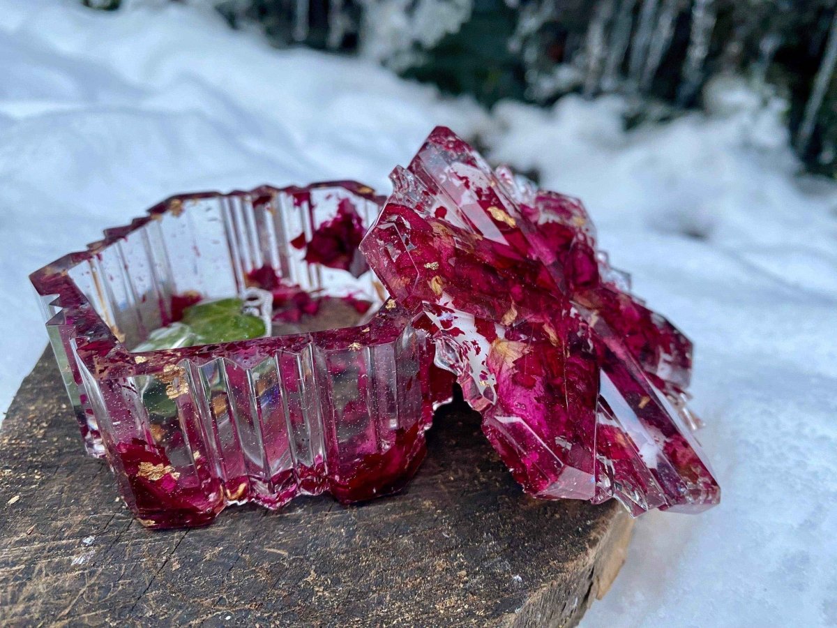 Frost smykkeskrin, røde roseblader i epoxy resin kunstharpiks - KNASK