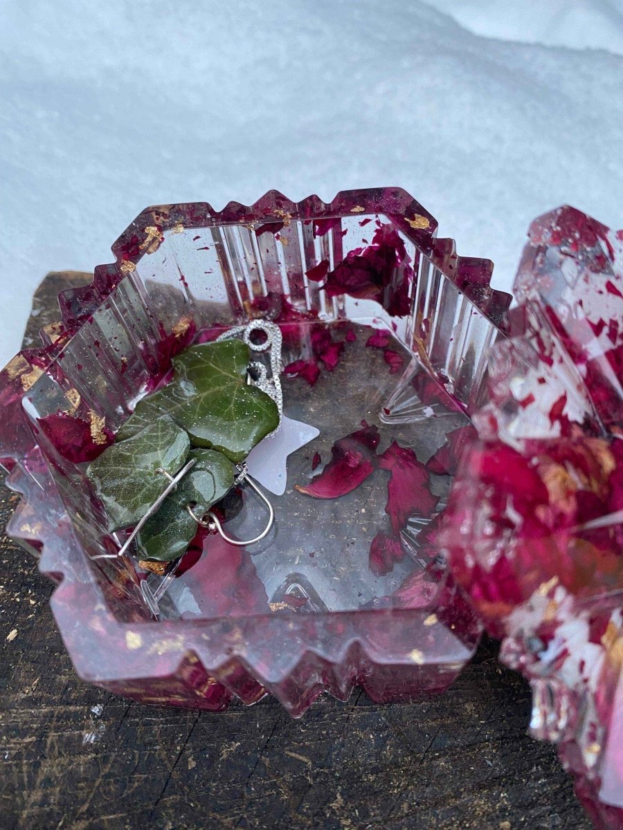 Frost smykkeskrin, røde roseblader i epoxy resin kunstharpiks - KNASK