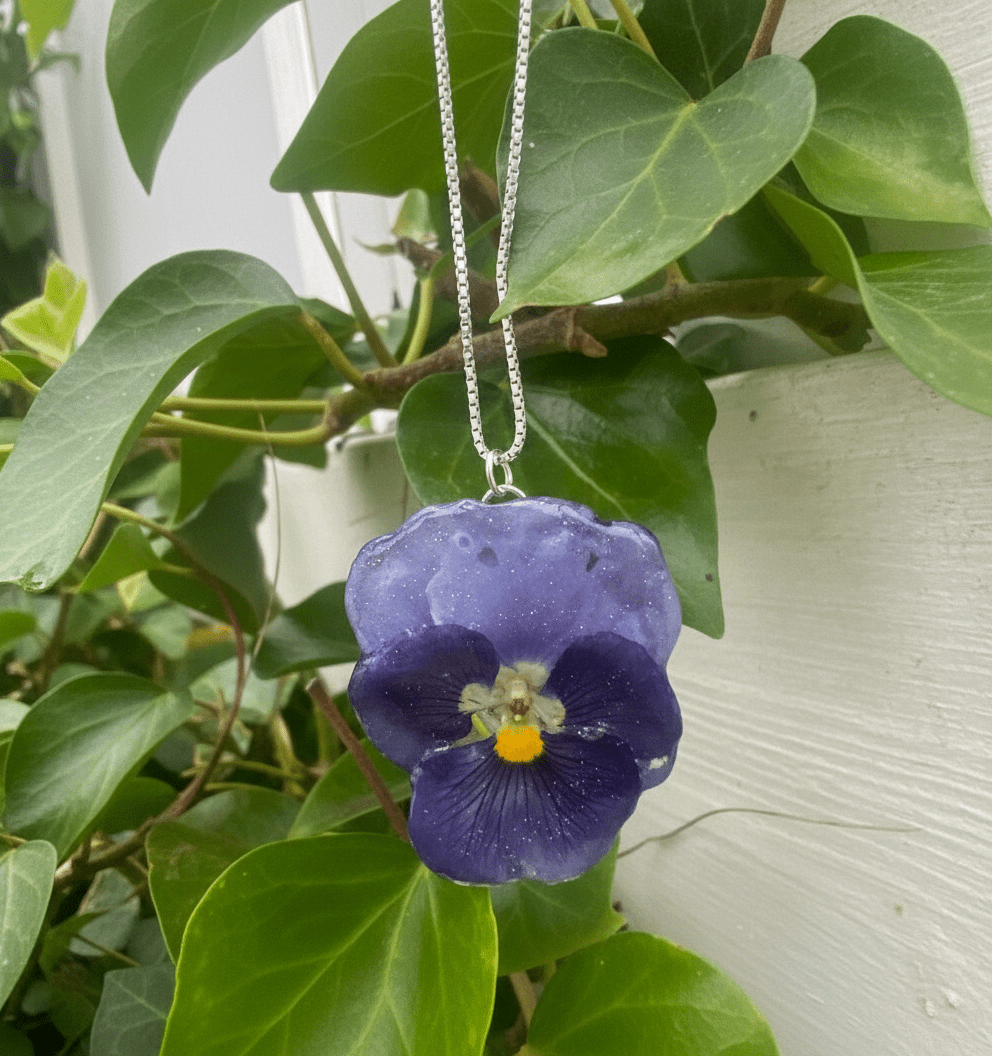 GRIEG BLÅ FIOL blomstersmykke, ekte tørket stemorsblomst, 925 sølvkjede - Smykke KNASK