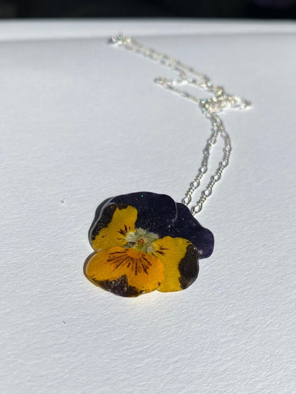GUL OG LILLA STEMORSBLOMST blomstersmykke, tørket fiol, 925 sølvkjede - Smykke KNASK
